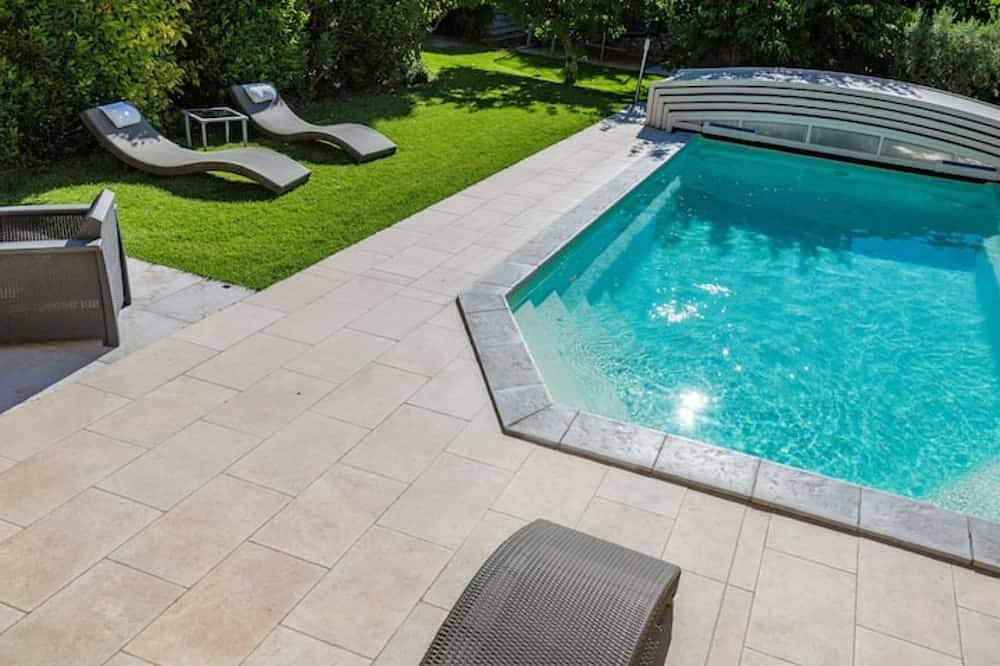 L'Oustau de Famiho Air-conditioned gite with pool in renovated farmhouse 10 km from Avignon in Châteauneuf-de-Gadagne, Vaucluse