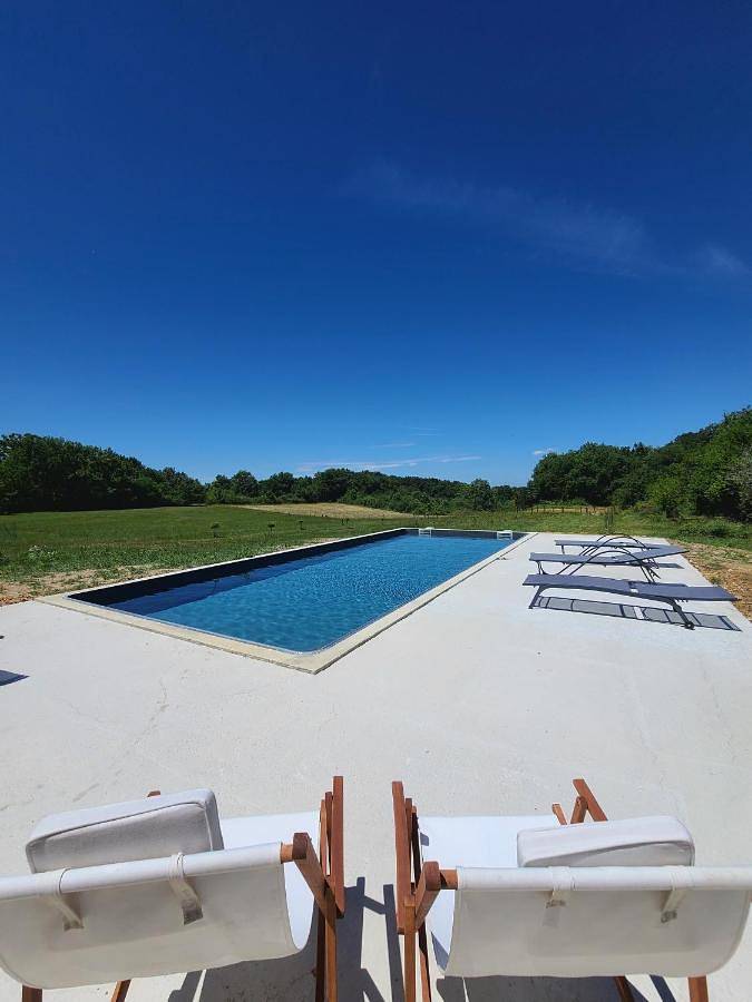 Queen Room with Pool View in Puycelsi, Région d'Albi