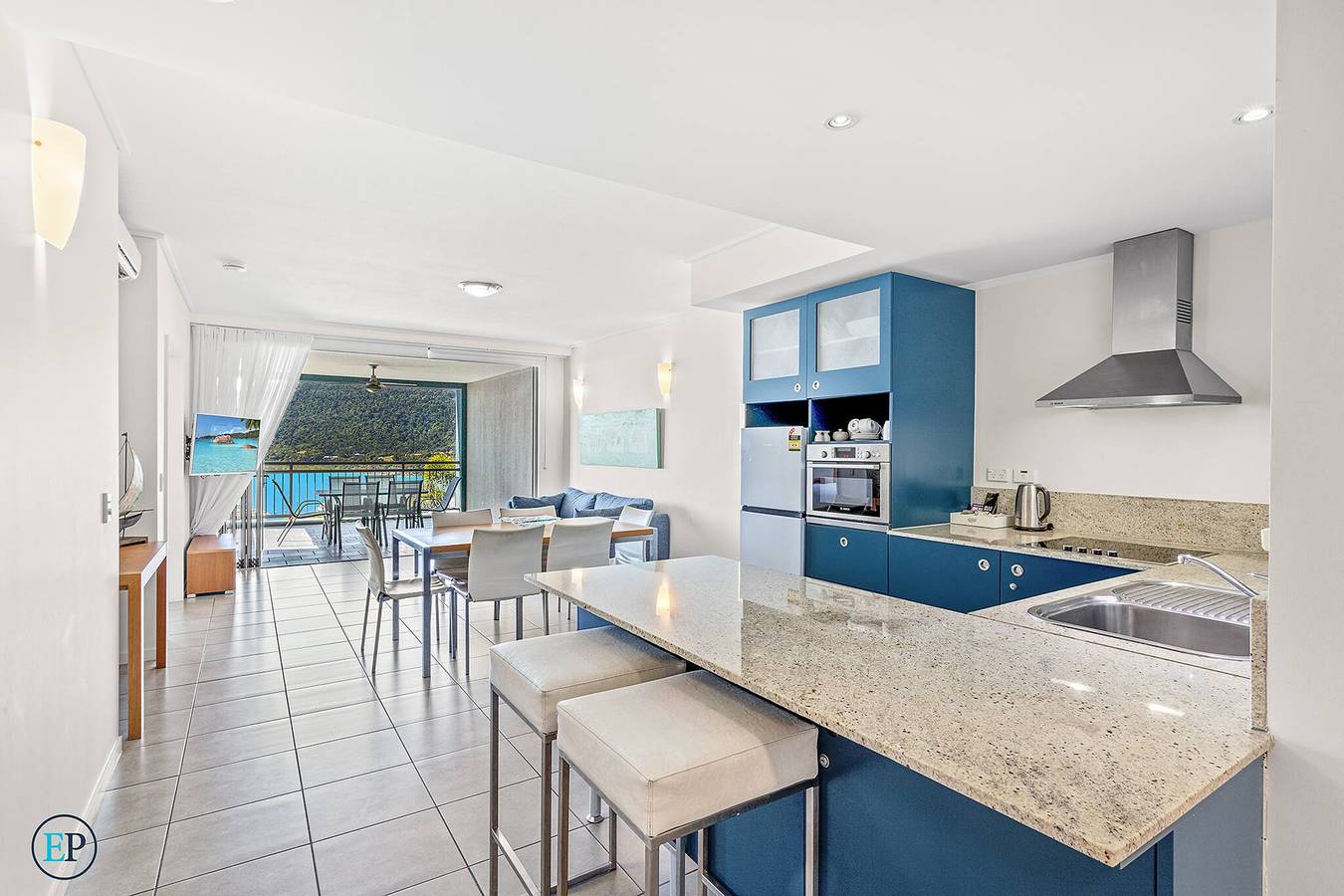 Entire apartment, Whitsunday's, spa bath, beach, marina, infinity pool, restaurant in Airlie, Airlie Beach
