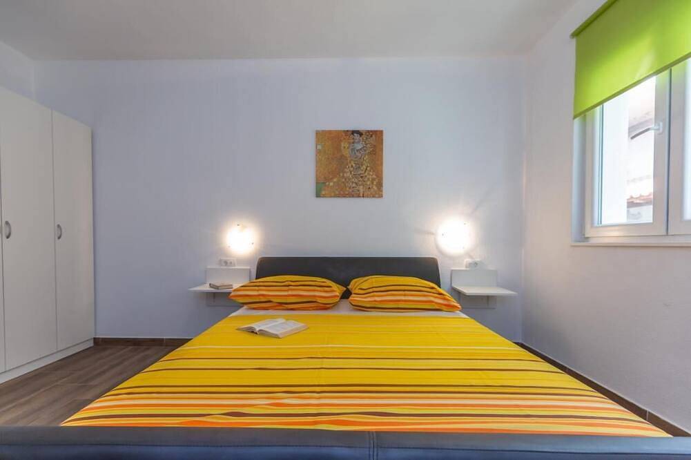 Hel leilighet, Apartments Eoli 1, 4+1 with a beautiful sea view and terrace, next to the sea in Brela, Makarska Riviera