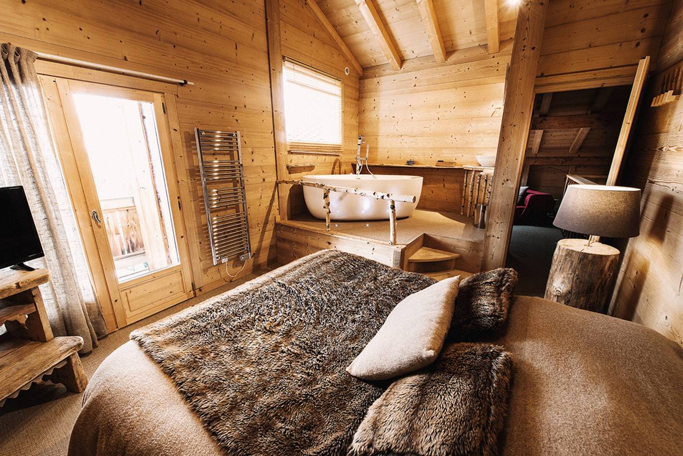 Chalet Bachal – Alpine Views in Manigod, Private Jacuzzi and Shared Pool in Manigod, Annecy region