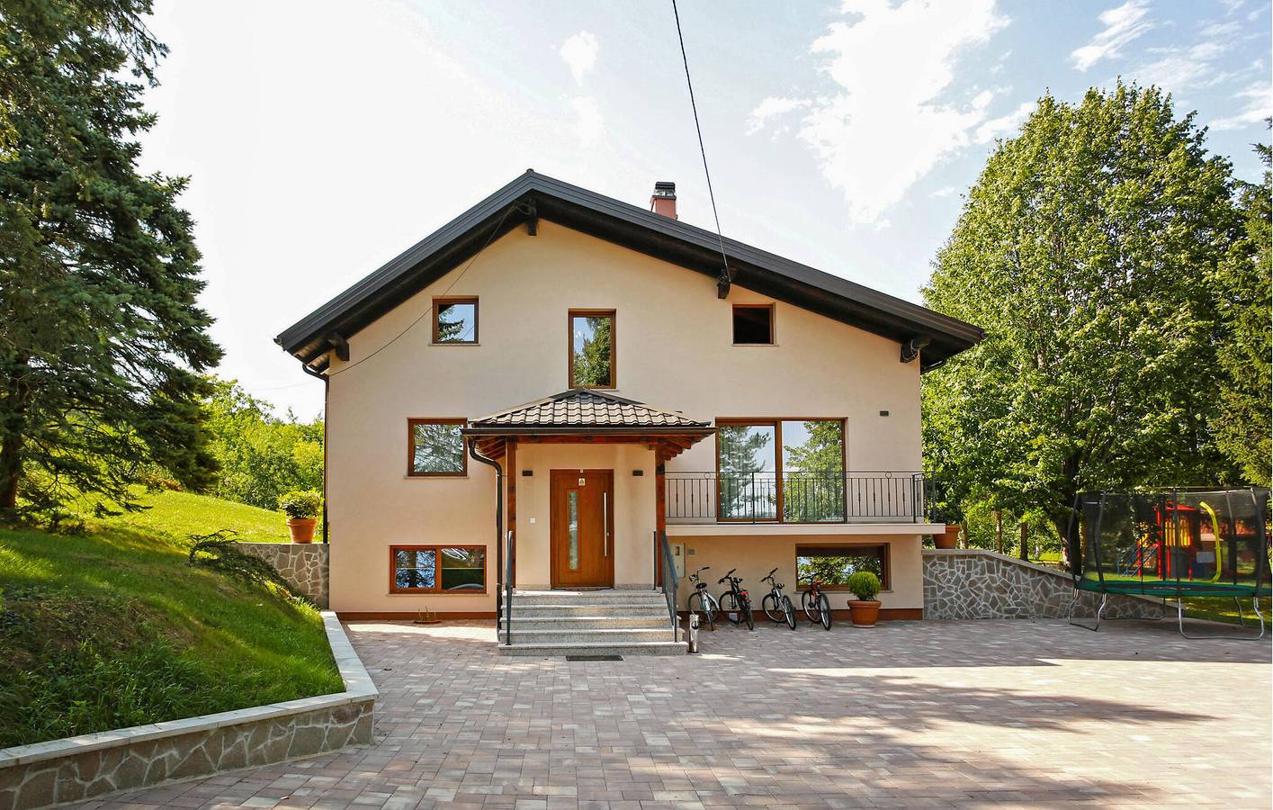 Gemütliche 305 m² große Wohnung mit Pool, WLAN, Klimaanlage und Grill in Ogulin, Karlovac und Umgebung