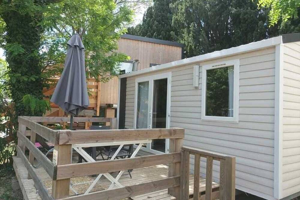 Zecamping 3 étoiles piscine chauffée locatif Tv clim 17m2 in Roquebrune-sur-Argens, Côte méditerranéenne (France)