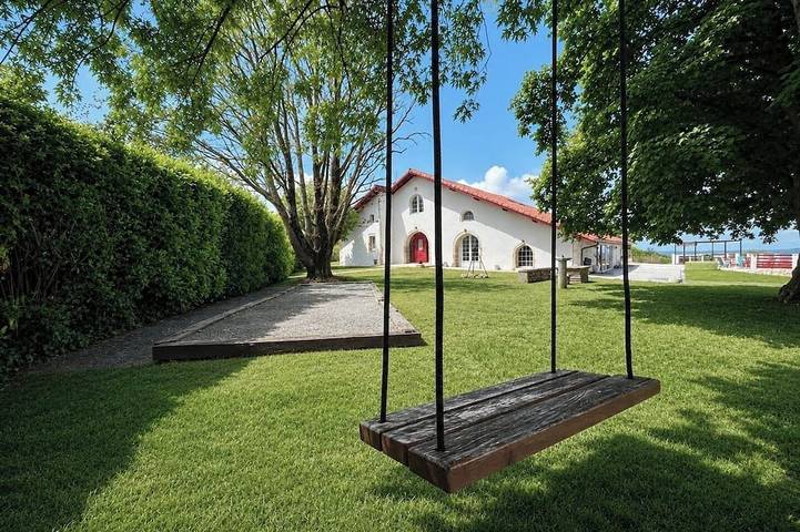 Location de vacances pour 14 personnes, avec Jacuzzi ainsi que Terrasse et Jardin à Guiche