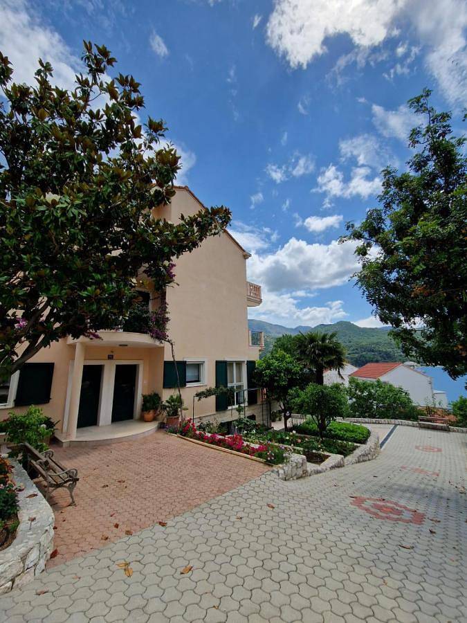 Villa pour 16 personnes, avec Balcon et Terrasse ainsi que Jardin et Vue à Slano