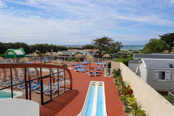 Camping pour 4 personnes, avec jardin et piscine ainsi que jacuzzi et bassin pour enfant