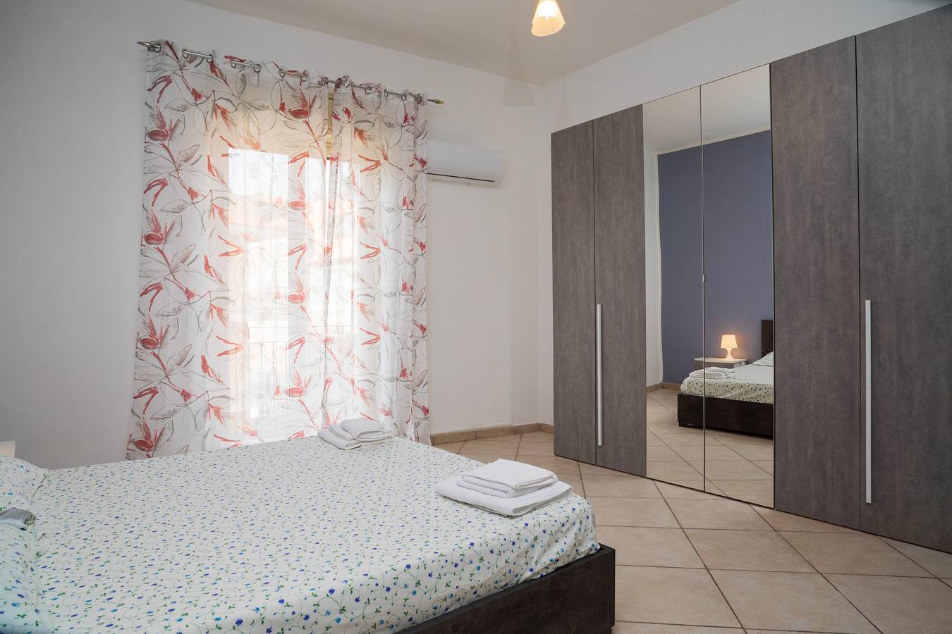 Appartement entier, Appartement de vacances "Casa Cairoli" avec balcon et climatisation in Catane, Province de Catania