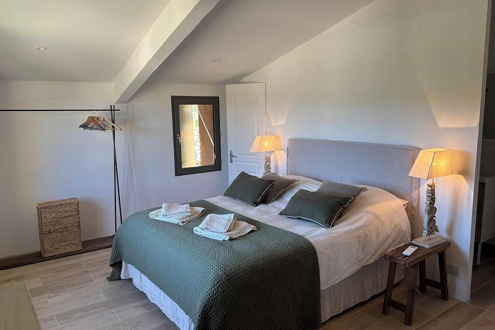 Lovely Luberon village house, very comfortable, fully renovated in Rustrel, Regionaler Naturpark Luberon