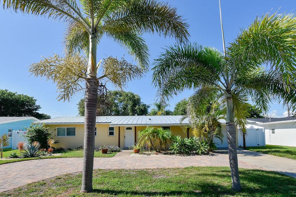 Off Season Pricing-2 blocks from beach and downtown in Cocoa Beach, Space Coast