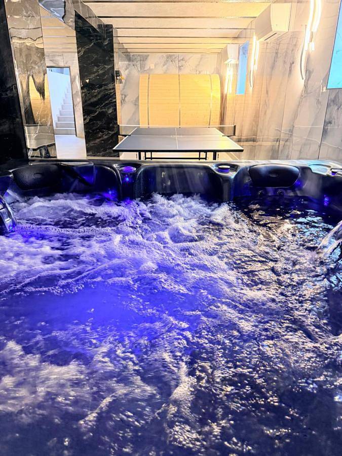 Villa pour 16 personnes, avec jacuzzi ainsi que sauna et jardin
