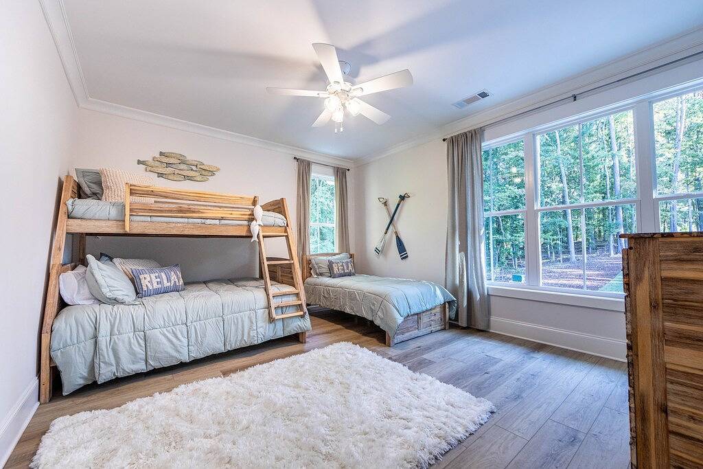 Lakefront, 6 bedroom 5.5 bath with pool, game room and fire pit- sleeps 14 in Lake Oconee