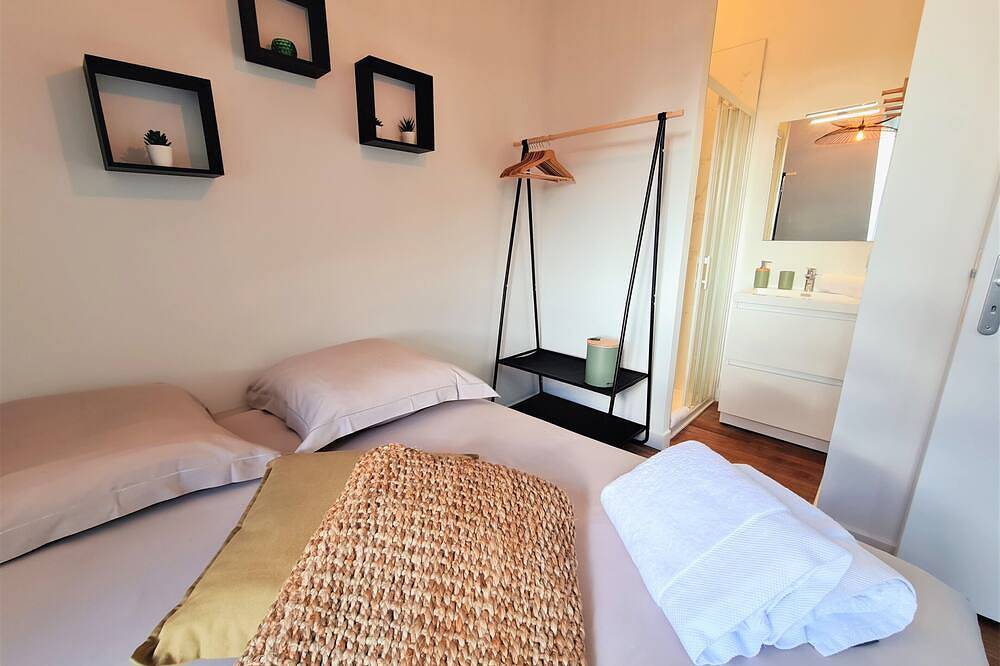 Appartement entier, L'amiral n°4★ T2 ★ dernier étage ★ Bylocly in Lorient, Côte des Mégalithes