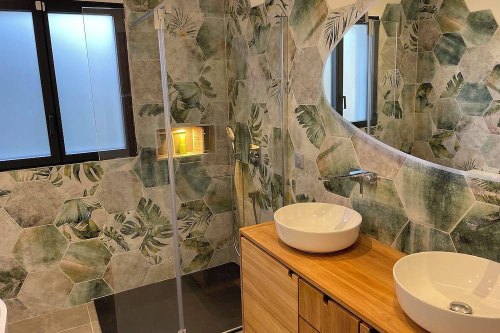 Recent family home near Aix en Provence and Marseille in Éguilles, Aix-en-Provence region