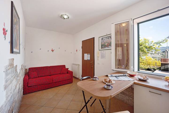 Geheel appartement, Appartement 'Le Mimose Bilo 4 Bis' met uitzicht op de bergen, zwembad, tuin en Wi-Fi – huisdieren toegestaan in Torrazza, Imperia