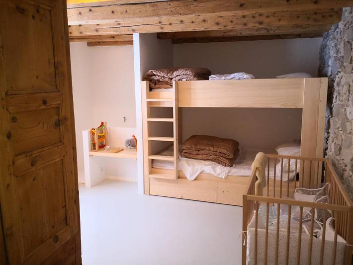 Location de vacances pour 14 personnes, avec jardin et vue à Chézery-Forens