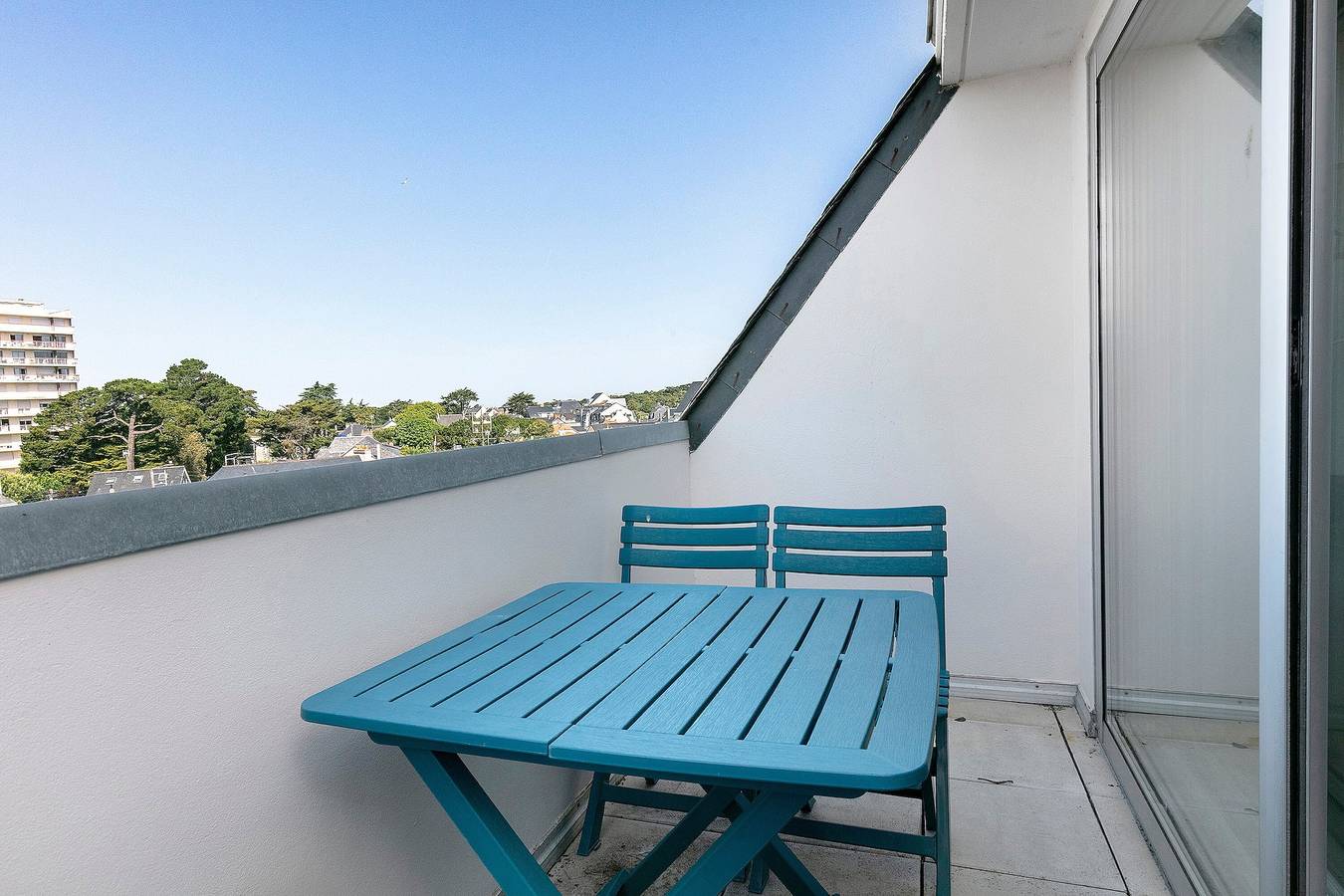 Entire apartment, Bright Central Apartment for 4 with Balcony and Wi-Fi in Pornichet, Côte d'Amour
