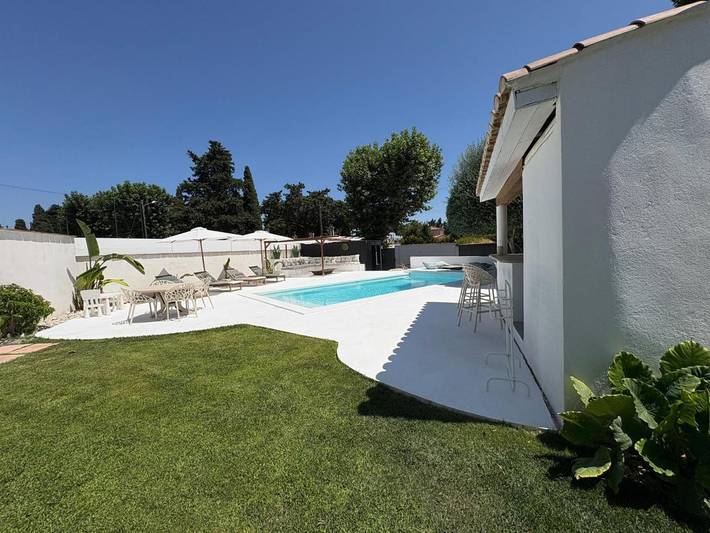 Location de vacances pour 8 personnes, avec Jacuzzi et Terrasse ainsi que Jardin et Piscine à Aimargues