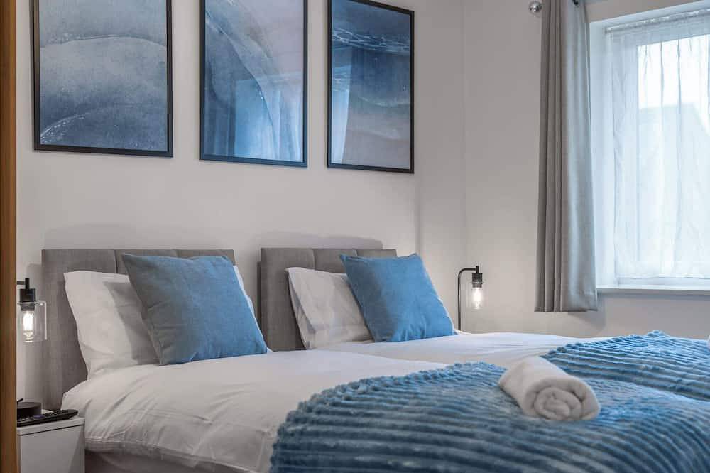 3 Br House | Driveway Parking | Modern Comfort in Stevenage, Hertfordshire