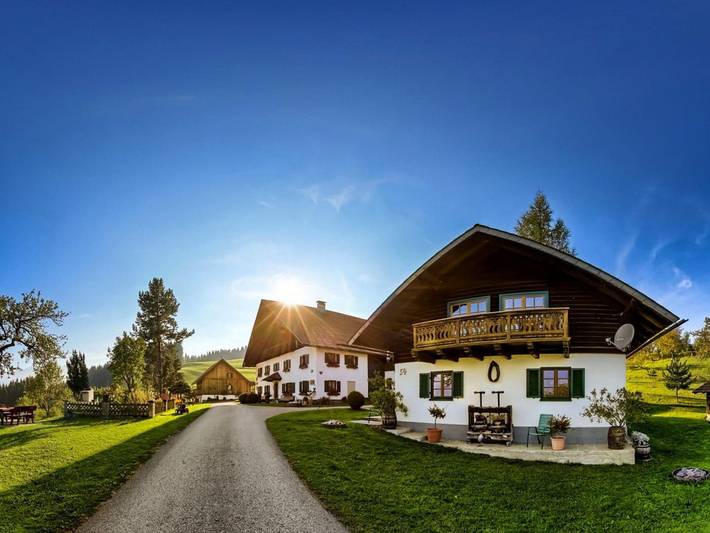 Ferienwohnung für 4 Personen, mit Garten und Ausblick sowie Seeblick und Pool, kinderfreundlich im Salzkammergut - 2