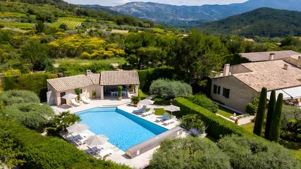 Location de vacances pour 6 personnes, avec jardin à Crillon-le-Brave