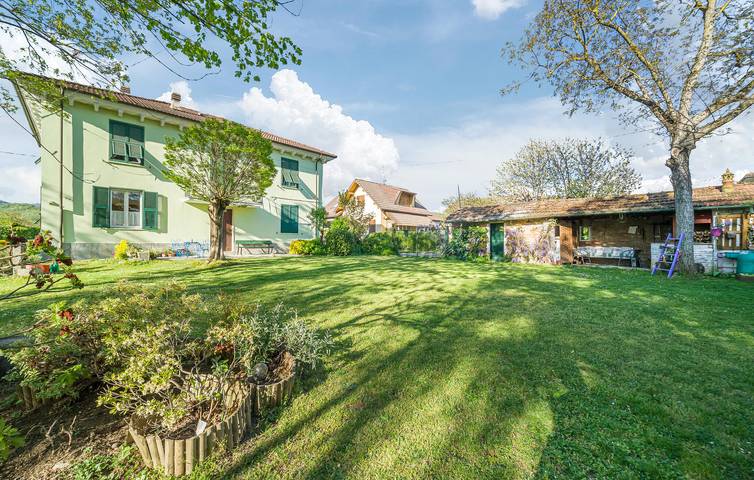 Entire holiday apartment, Cozy Apartment with Parking, Washer & WiFi 1.5km from Borghetto di Borbera in Borghetto di Borbera, Alessandria Province