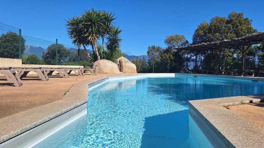 Appartement de vacances pour 5 personnes, avec jardin ainsi que vue et piscine