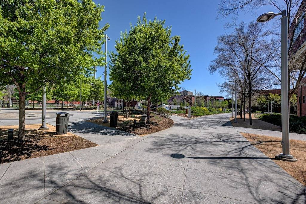 Ganze Wohnung, King Bed and Huge Windows in the Heart of Downtown Greensboro in Greensboro, Guilford County