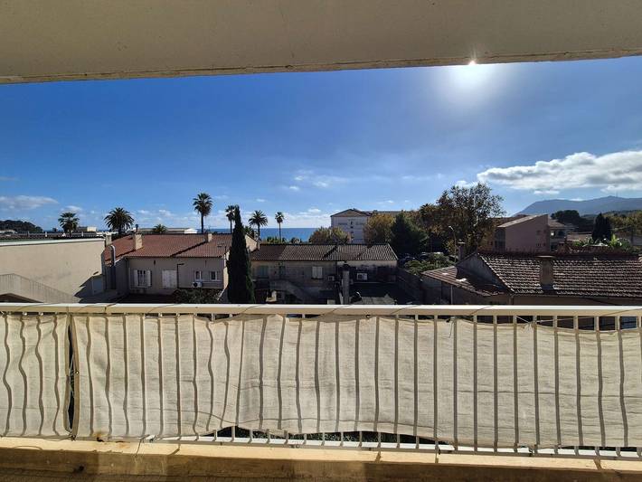 Apartamento vacacional entero, ¡A 200 m de la playa, apartamento de 2 dormitorios con terraza con vistas al mar! Estacionamiento privado in Les Sablettes, La Seyne-sur-Mer
