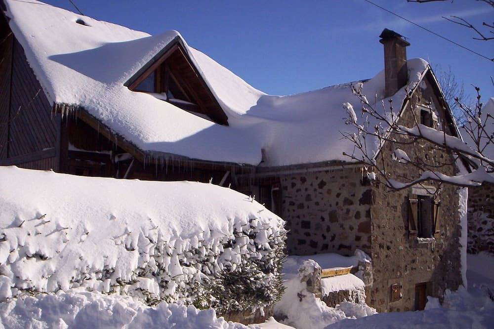 The \"Eterlou\" house-Chalet 4 km from the \"Super Lioran\" ski resort in Saint-Jacques-des-Blats, Aurillac region