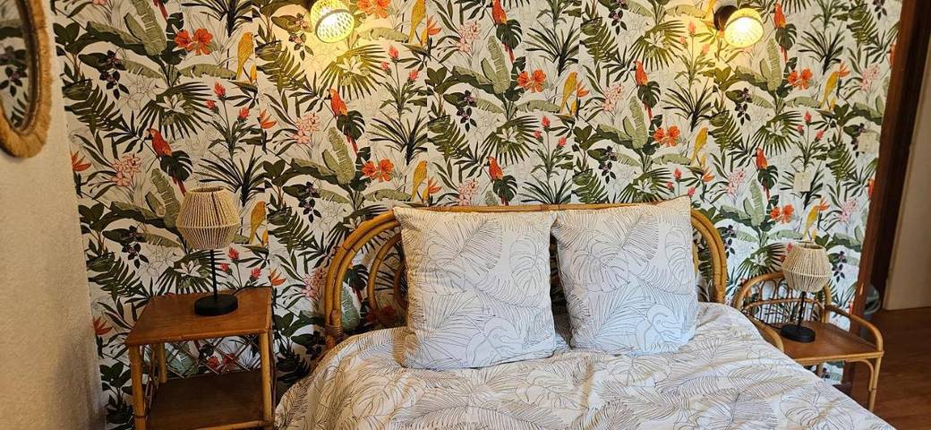 Location de vacances pour 6 personnes, avec terrasse ainsi que piscine et vue à Grane - 3