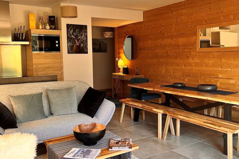 Entire apartment, New 8/9-person ski-in/ski-out apartment on the Alpe d'Huez ski area in Oz, Écrins National Park