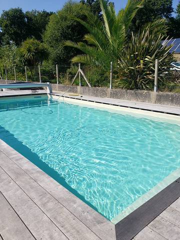 Gîte pour 4 personnes, avec terrasse ainsi que piscine et jardin, animaux acceptés dans le Finistère