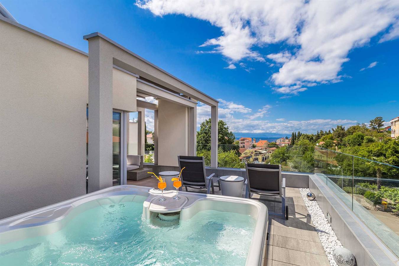 Villa Arabella Malinska - moderne Villa mit Pool, Whirlpool und Dachterrasse in Malinska-Dubašnica, Krk