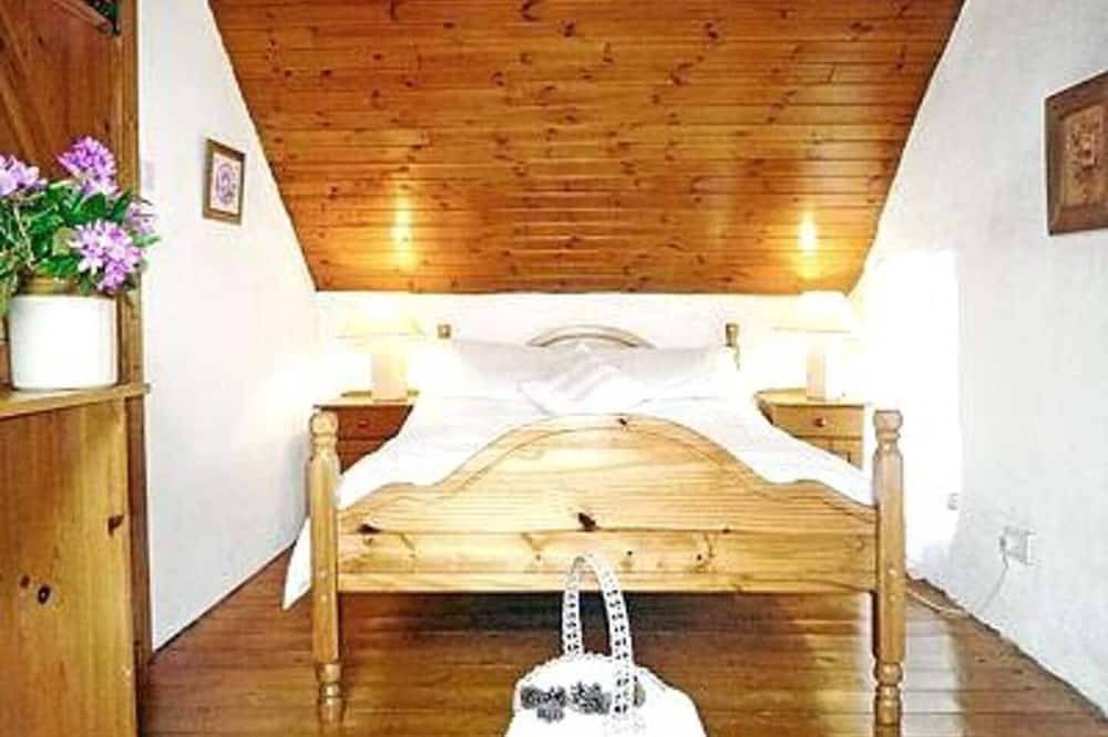 Traditional cosy stone cottage with sea views in County Kerry