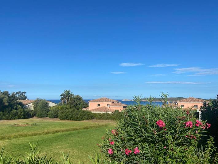 Location de vacances pour 6 personnes, avec terrasse ainsi que piscine et vue dans Plage du Péro - 3