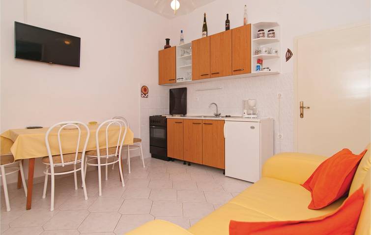 Appartement de vacances entier, Charmant appartement avec terrasse, Wi-Fi et accès à la plage à 2 km in Supetar, Brac