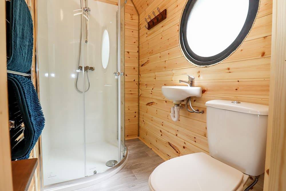 The Happy Valley Pod, romantic, with hot tub in Chipping Norton in Oxfordshire