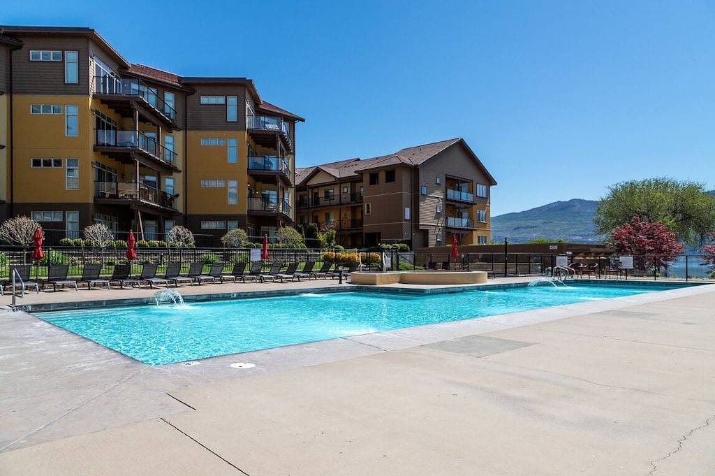 Ganze Wohnung, Barona Strand Lakefront Condo in West Kelowna, Crystal Mountain