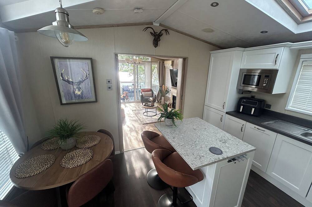 Luxury lakeside lodge with hot tub and sunset views. Pet friendly, 3 bedrooms in Tattershall, Lincolnshire