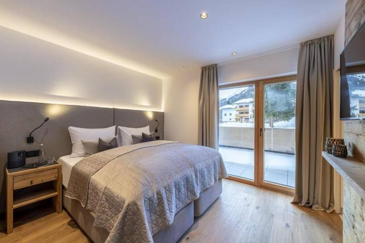Hotel für 14 Personen, mit Ausblick und Terrasse sowie Sauna, mit Haustier in Sankt Anton am Arlberg