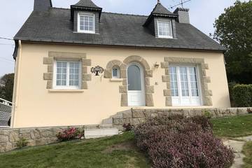 Gîte pour 7 personnes, avec terrasse et jardin à Saint-Clet
