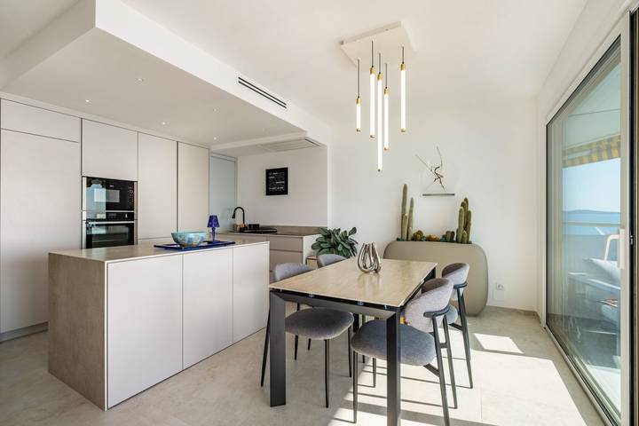 Entire apartment, Apartment 'Grand Luxe Vue Mer Exclusif' with Sea View, Wi-Fi and Air Conditioning in Villeneuve-Loubet Plage, Villeneuve-Loubet