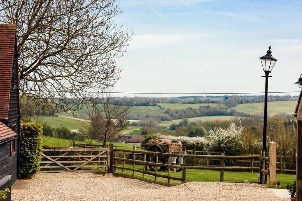Rustic 2 Bed Stable in the Heart of the Kent Downs in Hastingleigh, Ashford region