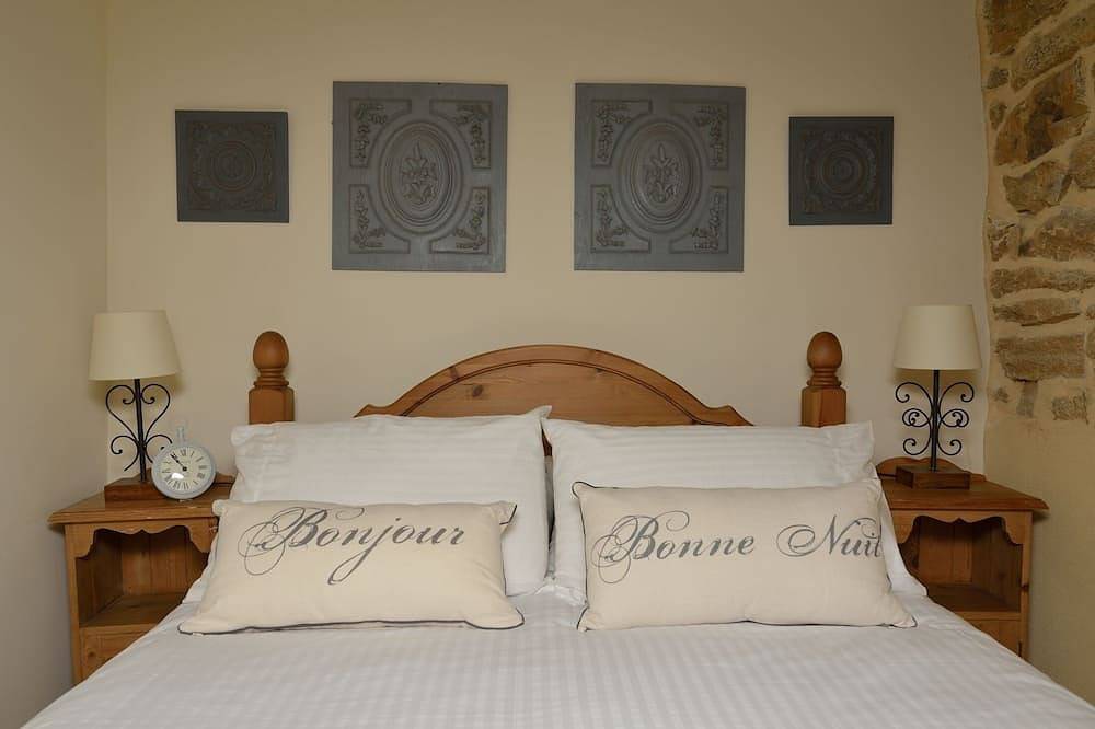 Gite attached to 15th Century Manor with heated pool and fishing lake in Plumaudan, Région de Dinan