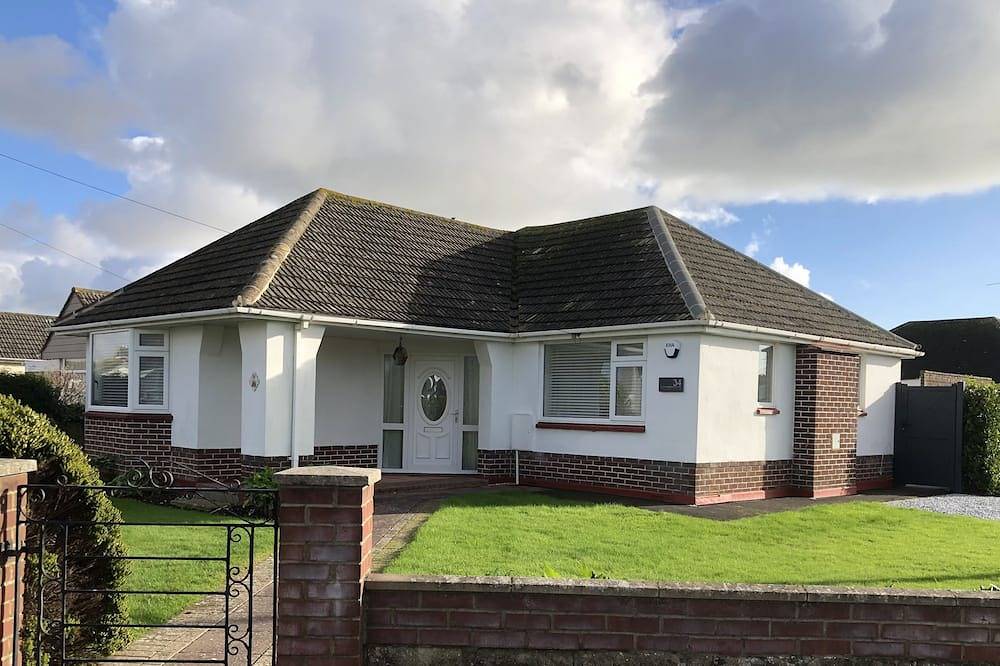 Ocean La Vie - recently renovated bungalow in Barton on Sea. in Barton on Sea, Hampshire
