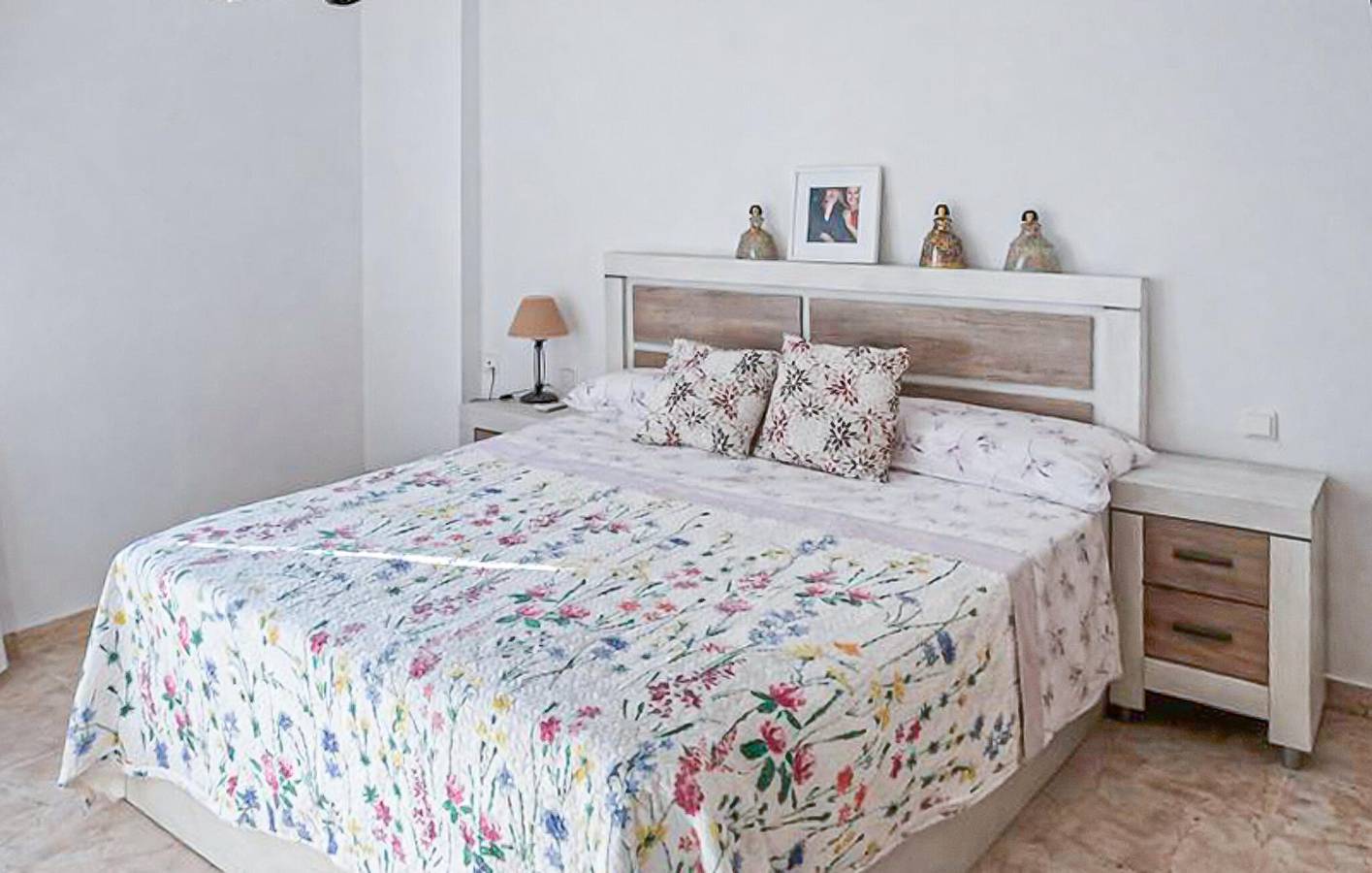 Entire holiday apartment, Cozy Beachside Apartment with Pool & Parking in El Barrio, San Juan Playa