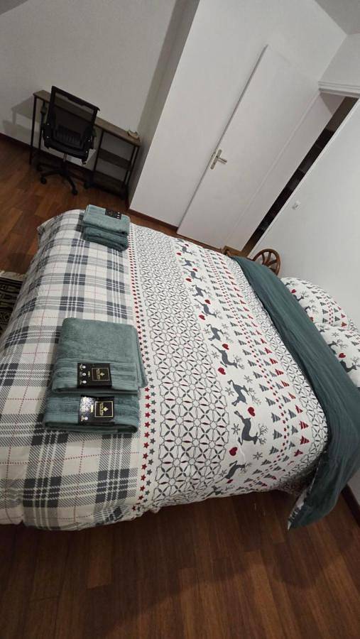 Location de vacances pour 8 personnes, avec jardin à Bondoufle