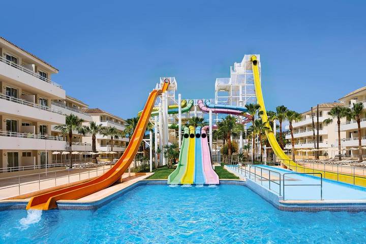 Hôtel pour 5 personnes, avec terrasse ainsi que piscine et bassin pour enfant
