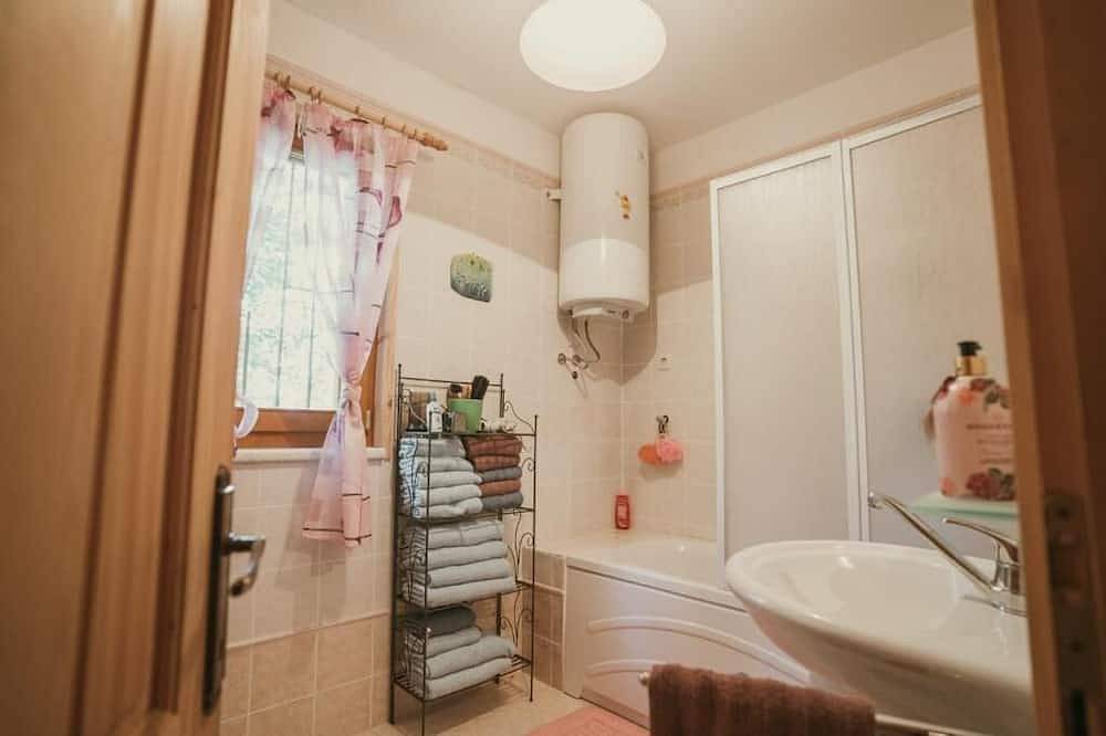 Charming wood house with outdoor hot tub located in National park Plitvice lake. in Smoljanac, Plitvicer Seen