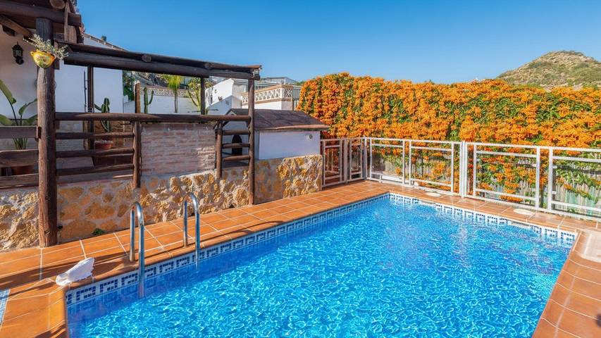 Villa pour 4 personnes, avec balcon/terrasse et piscine à Nerja